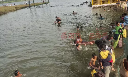 கன்னங்குறிச்சி புதுஏரியில் திரண்ட பொதுமக்கள் கன்னங்குறிச்சி புதுஏரியில் திரண்ட பொதுமக்கள்