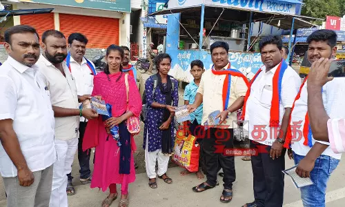 விடுதலை சிறுத்தைகள் கட்சி சார்பில் பொதுமக்களுக்கு மனுஸ்மிருதி புத்தகம்