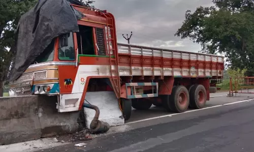 சத்திரப்பட்டி அருகே தடுப்புச்சுவரில் மோதிய லாரி சத்திரப்பட்டி அருகே தடுப்புச்சுவரில் மோதிய லாரி