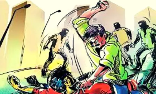 இளம்பெண்ணிடம் சில்மிஷம் செய்த தொழிலாளிக்கு தர்ம அடி