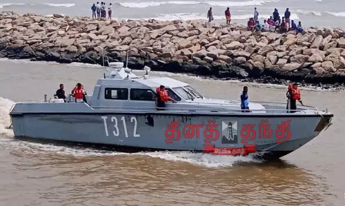 கடலில் விழுந்்த சிறுவனின் கதி என்ன? கடலில் விழுந்்த சிறுவனின் கதி என்ன?