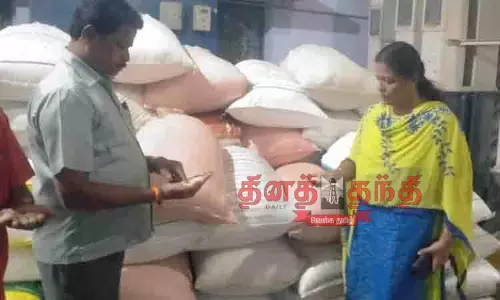 ஆலையில் பதுக்கி வைத்திருந்த 26½ டன் ரேஷன் அரிசி பறிமுதல்; டிரைவர் கைது ஆலையில் பதுக்கி வைத்திருந்த 26½ டன் ரேஷன் அரிசி பறிமுதல்; டிரைவர் கைது