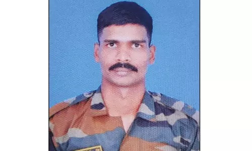 ரெயிலில் இருந்து தவறி விழுந்து தமிழக ராணுவ வீரர் பலி ரெயிலில் இருந்து தவறி விழுந்து தமிழக ராணுவ வீரர் பலி