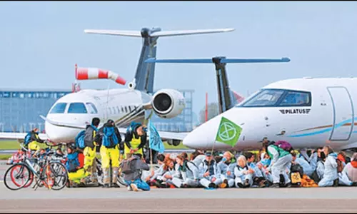 நெதர்லாந்து: விமானங்களை மறித்து போராடிய சுற்றுச்சூழல் ஆர்வலர்கள்