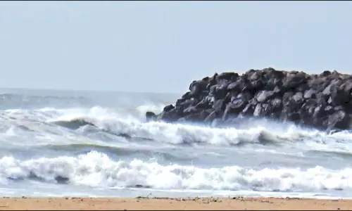 மாமல்லபுரத்தில் பலத்த கடல் சீற்றம் மாமல்லபுரத்தில் பலத்த கடல் சீற்றம்