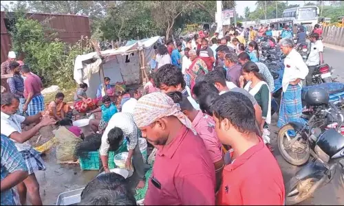 குன்றத்தூரில் ஏரி மீன்களை வாங்க குவிந்த பொதுமக்கள்