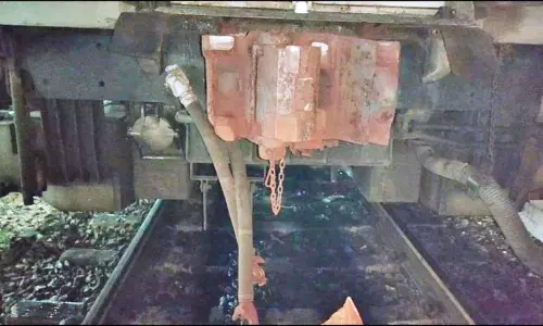 சேரன் எக்ஸ்பிரஸ் ரெயிலில் 16 பெட்டிகள் கழன்று தனியாக ஓடியதால் பரபரப்பு