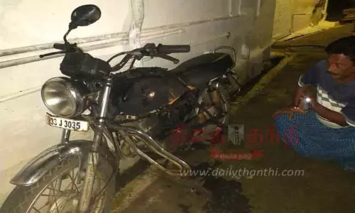 சத்தியமங்கலத்தில் 2 மோட்டார்சைக்கிள்களுக்கு தீ வைப்பு சத்தியமங்கலத்தில் 2 மோட்டார்சைக்கிள்களுக்கு தீ வைப்பு