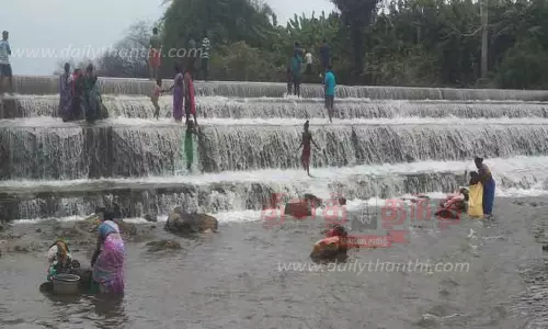 அந்தியூர் பெரிய ஏரியில் இருந்து அருவிபோல் ஆர்ப்பரித்து கொட்டிய நீர் அந்தியூர் பெரிய ஏரியில் இருந்து அருவிபோல் ஆர்ப்பரித்து கொட்டிய நீர்