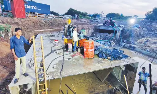 தமிழகத்தில் முதல் முறையாக தாம்பரம்-மதுரவாயல் சாலையை சேதப்படுத்தாமல் கால்வாய் அமைக்கும் பணி