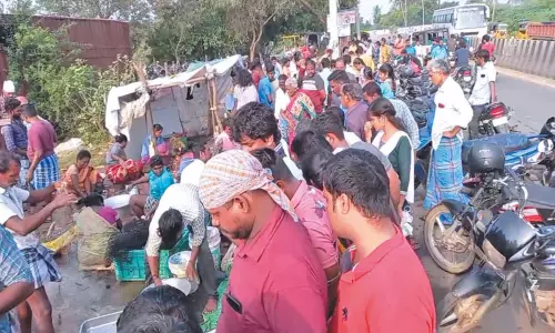 குன்றத்தூரில் ஏரி மீன்களை வாங்க குவிந்த பொதுமக்கள்