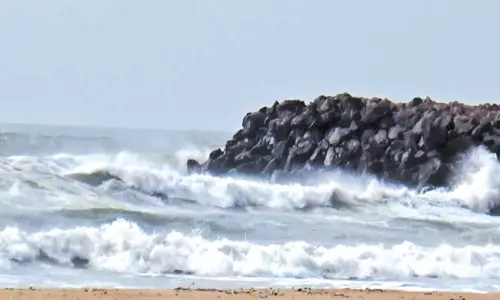 மாமல்லபுரத்தில் பலத்த கடல் சீற்றம் மாமல்லபுரத்தில் பலத்த கடல் சீற்றம்