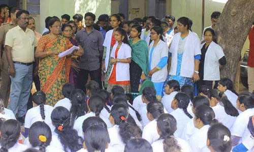 கல்லூரி வளாகத்தில் ஒரு கழிப்பிடம் கூட இல்லை: நெல்லை சித்த மருத்துவக்கல்லூரியில் மாணவிகள் போராட்டம்