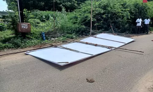 பிளக்ஸ் பேனர் முறிந்து விழுந்து இளம் பெண் படுகாயம்