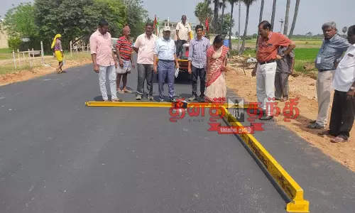 சாலை மேம்பாட்டு பணிகளை அதிகாரி ஆய்வு