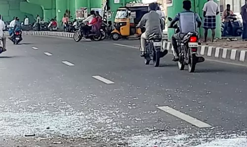 பஸ்கள் மோதல்; கண்ணடி உடைந்தது பஸ்கள் மோதல்; கண்ணடி உடைந்தது