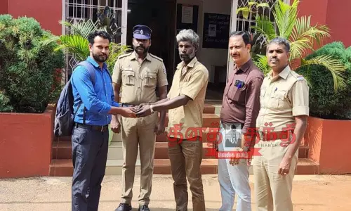 தவறவிட்ட பர்சை போலீசில் ஒப்படைத்த டிரைவர் தவறவிட்ட பர்சை போலீசில் ஒப்படைத்த டிரைவர்