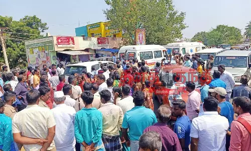 ஆண்டிப்பட்டி அருகே மின்சாரம் பாய்ந்து தொழிலாளி பலி : சாவில் மர்மம் இருப்பதாக உறவினர்கள் மறியல்; போக்குவரத்து பாதிப்பு ஆண்டிப்பட்டி அருகே மின்சாரம் பாய்ந்து தொழிலாளி பலி : சாவில் மர்மம் இருப்பதாக உறவினர்கள் மறியல்; போக்குவரத்து பாதிப்பு