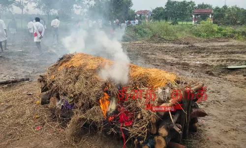 திறந்தவெளியில் கொட்டும் மழையில் உடலை எரித்த அவலம்