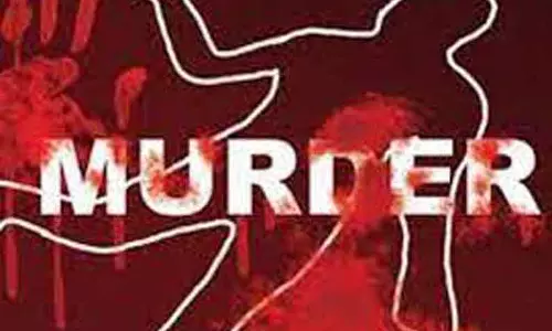 அம்பர்நாத்தில் பெண் கழுத்தை நெரித்து கொலை- உடன் தங்கியவருக்கு வலைவீச்சு அம்பர்நாத்தில் பெண் கழுத்தை நெரித்து கொலை- உடன் தங்கியவருக்கு வலைவீச்சு