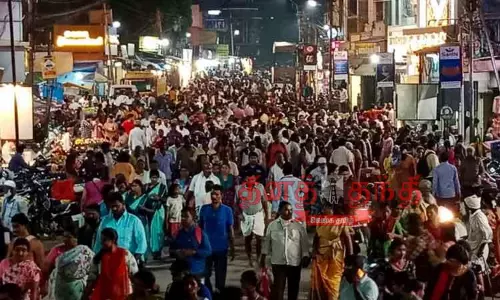 திருவண்ணாமலையில் லட்சக்கணக்கான பக்தர்கள் கிரிவலம் திருவண்ணாமலையில் லட்சக்கணக்கான பக்தர்கள் கிரிவலம்