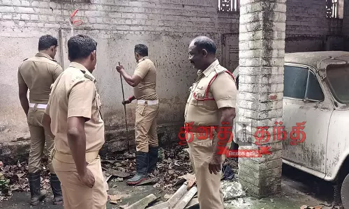 பாம்புகளின் புகலிடமான நாட்டாண்மை கழக கட்டிடம்