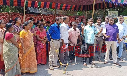 ஊரக வளர்ச்சி துறை கணினி உதவியாளர்கள் சங்கத்தினர் காத்திருப்பு போராட்டம் ஊரக வளர்ச்சி துறை கணினி உதவியாளர்கள் சங்கத்தினர் காத்திருப்பு போராட்டம்