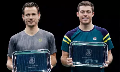 பாரிஸ் மாஸ்டர்ஸ் டென்னிஸ்: இரட்டையர் பிரிவில் வெஸ்லி கூல்ஹோப்- நீல் ஸ்குப்ஸ்கி ஜோடி சாம்பியன்