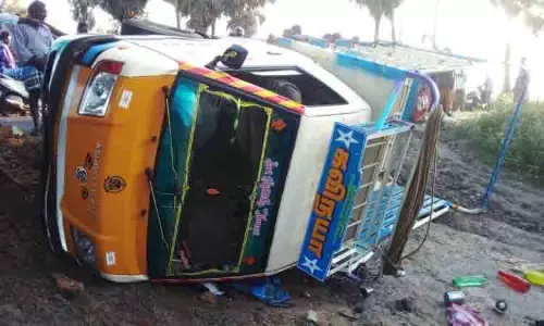 சரக்கு வேன் கவிழ்ந்து விபத்து; 5 பெண்கள் படுகாயம் சரக்கு வேன் கவிழ்ந்து விபத்து; 5 பெண்கள் படுகாயம்