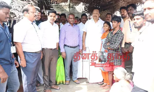 தந்தையை இழந்து வறுமையில் வாடிய குடும்பத்துக்கு அமைச்சர் காந்தி உதவி தந்தையை இழந்து வறுமையில் வாடிய குடும்பத்துக்கு அமைச்சர் காந்தி உதவி