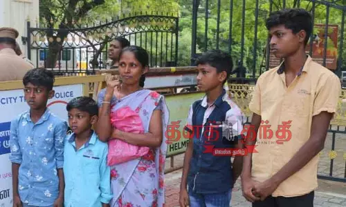 நெல்லை கலெக்டர் அலுவலகத்துக்கு பெட்ரோல் கேனுடன் 4 குழந்தைகளை அழைத்து வந்த தாயால் பரபரப்பு நெல்லை கலெக்டர் அலுவலகத்துக்கு பெட்ரோல் கேனுடன் 4 குழந்தைகளை அழைத்து வந்த தாயால் பரபரப்பு