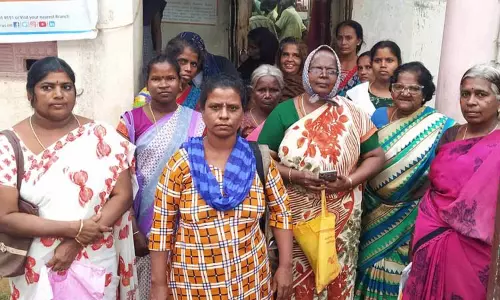 வங்கியை முற்றுகையிட்டு மகளிர் சுய உதவி குழுவினர் போராட்டம் வங்கியை முற்றுகையிட்டு மகளிர் சுய உதவி குழுவினர் போராட்டம்