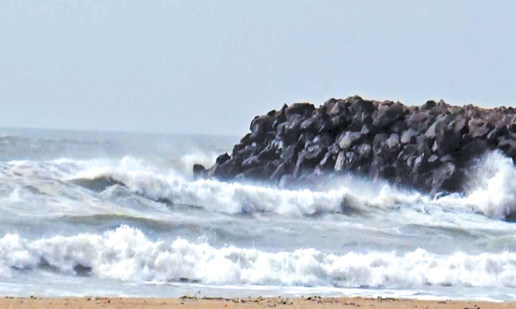 Heavy sea rage at Mamallapuram | மாமல்லபுரத்தில் பலத்த கடல் சீற்றம்
