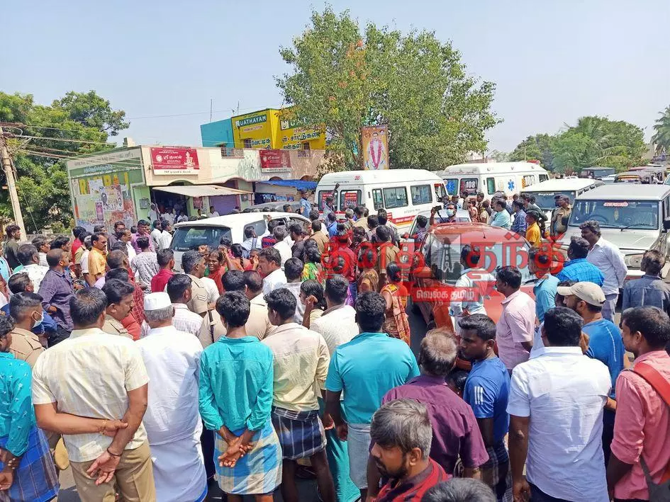 ஆண்டிப்பட்டி அருகே மின்சாரம் பாய்ந்து தொழிலாளி பலி : சாவில் மர்மம் இருப்பதாக உறவினர்கள் மறியல்; போக்குவரத்து பாதிப்பு ஆண்டிப்பட்டி அருகே மின்சாரம் பாய்ந்து தொழிலாளி பலி : சாவில் மர்மம் இருப்பதாக உறவினர்கள் மறியல்; போக்குவரத்து பாதிப்பு