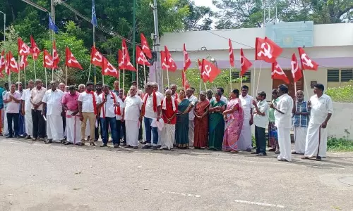 தொழிலாளர் சங்கத்தினர் ஆர்ப்பாட்டம் தொழிலாளர் சங்கத்தினர் ஆர்ப்பாட்டம்