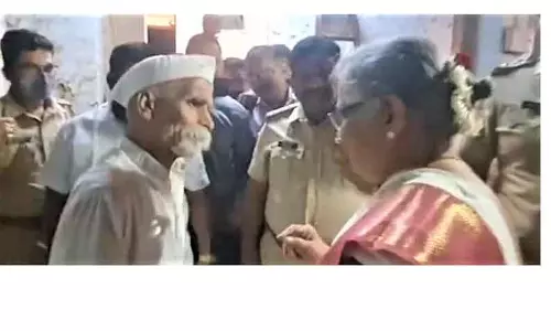 சர்ச்சை தலைவரின் காலில் விழுந்த இன்போசிஸ் நிறுவனர் மனைவி- கடும் விமர்சனத்துக்கு ஆளானார் சர்ச்சை தலைவரின் காலில் விழுந்த இன்போசிஸ் நிறுவனர் மனைவி- கடும் விமர்சனத்துக்கு ஆளானார்