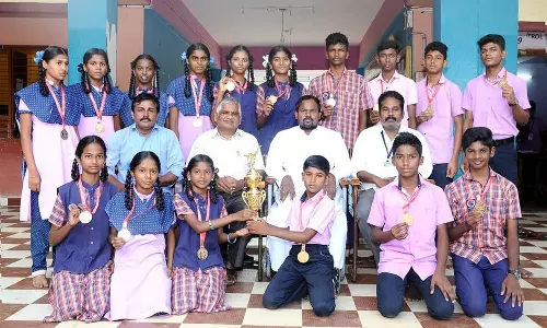 மாநில டேக்வாண்டோ போட்டிக்கு தேர்வு; மாணவ-மாணவிகளுக்கு பாராட்டு மாநில டேக்வாண்டோ போட்டிக்கு தேர்வு; மாணவ-மாணவிகளுக்கு பாராட்டு