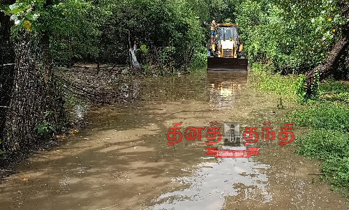 குடியிருப்பு பகுதிகளில் தேங்கிய மழைநீரை அகற்றும் பணி குடியிருப்பு பகுதிகளில் தேங்கிய மழைநீரை அகற்றும் பணி