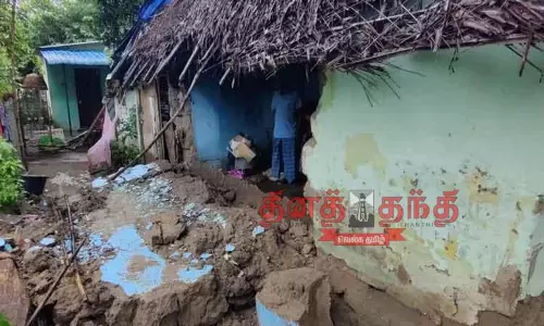 சீர்காழி பகுதியில் பரவலாக மழை வீட்டின் சுவர் இடிந்து விழுந்தது சீர்காழி பகுதியில் பரவலாக மழை வீட்டின் சுவர் இடிந்து விழுந்தது