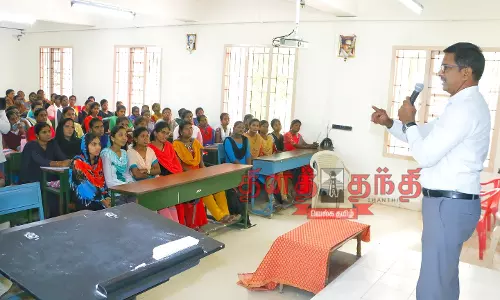 மாணவர்களுக்கு பாடம் நடத்திய கலெக்டர் மாணவர்களுக்கு பாடம் நடத்திய கலெக்டர்