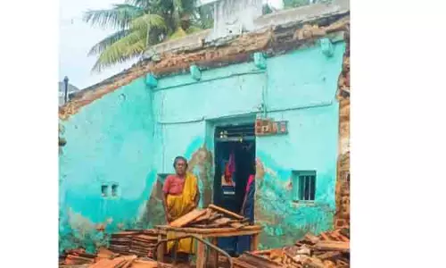 வீட்டின் முன்பகுதி இடிந்து விழுந்தது