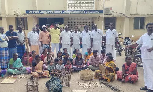 விருத்தாசலம் சப்-கலெக்டர் அலுவலகத்தில் தர்ணா போராட்டம்