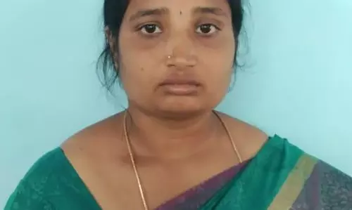 பச்சிளம் பெண் குழந்தையை விற்க முயன்ற தம்பதி உள்பட 3 பேர் கைது பச்சிளம் பெண் குழந்தையை விற்க முயன்ற தம்பதி உள்பட 3 பேர் கைது