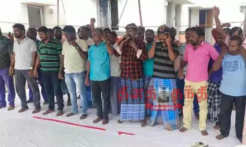 சுங்கச்சாவடி ஊழியர்கள் கழுத்தில் தூக்குக்கயிறு மாட்டி போராட்டம் சுங்கச்சாவடி ஊழியர்கள் கழுத்தில் தூக்குக்கயிறு மாட்டி போராட்டம்