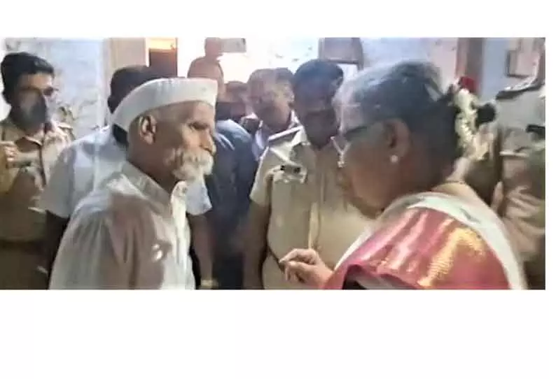 சர்ச்சை தலைவரின் காலில் விழுந்த இன்போசிஸ் நிறுவனர் மனைவி- கடும் விமர்சனத்துக்கு ஆளானார் சர்ச்சை தலைவரின் காலில் விழுந்த இன்போசிஸ் நிறுவனர் மனைவி- கடும் விமர்சனத்துக்கு ஆளானார்