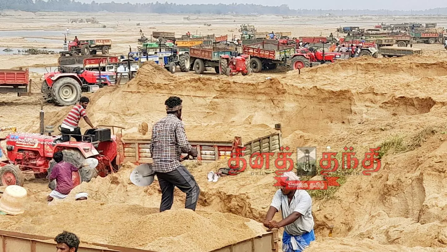 பெருமுகை மணல் குவாரியில் பொதுமக்கள் போராட்டம் பெருமுகை மணல் குவாரியில் பொதுமக்கள் போராட்டம்
