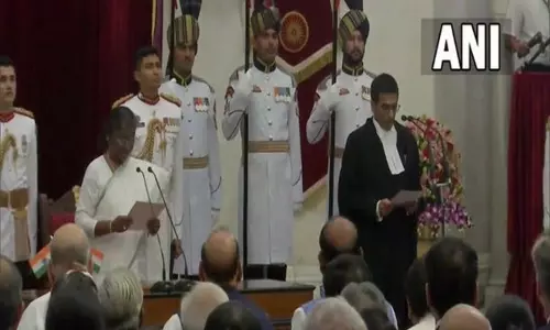 சுப்ரீம் கோர்ட்டின் 50-வது தலைமை நீதிபதியாக பதவி ஏற்றார் டி.ஒய்.சந்திர சூட்...!