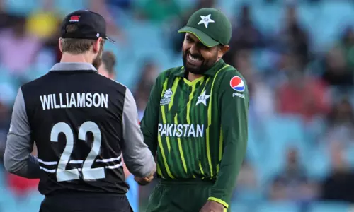 முதல் அரையிறுதி போட்டி: பாகிஸ்தானுக்கு எதிராக டாஸ் வென்ற நியூசிலாந்து முதலில் பேட்டிங் செய்ய முடிவு முதல் அரையிறுதி போட்டி: பாகிஸ்தானுக்கு எதிராக டாஸ் வென்ற நியூசிலாந்து முதலில் பேட்டிங் செய்ய முடிவு