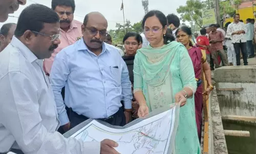 வெள்ளத்தடுப்பு பணிகளை காஞ்சீபுரம் மாவட்ட கண்காணிப்பு அலுவலர் ஆய்வு வெள்ளத்தடுப்பு பணிகளை காஞ்சீபுரம் மாவட்ட கண்காணிப்பு அலுவலர் ஆய்வு