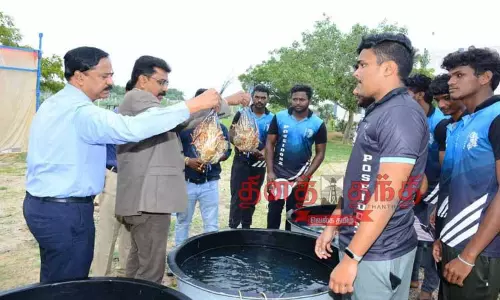 தூத்துக்குடி அருகே மீன், இறால் அறுவடை திருவிழா தூத்துக்குடி அருகே மீன், இறால் அறுவடை திருவிழா